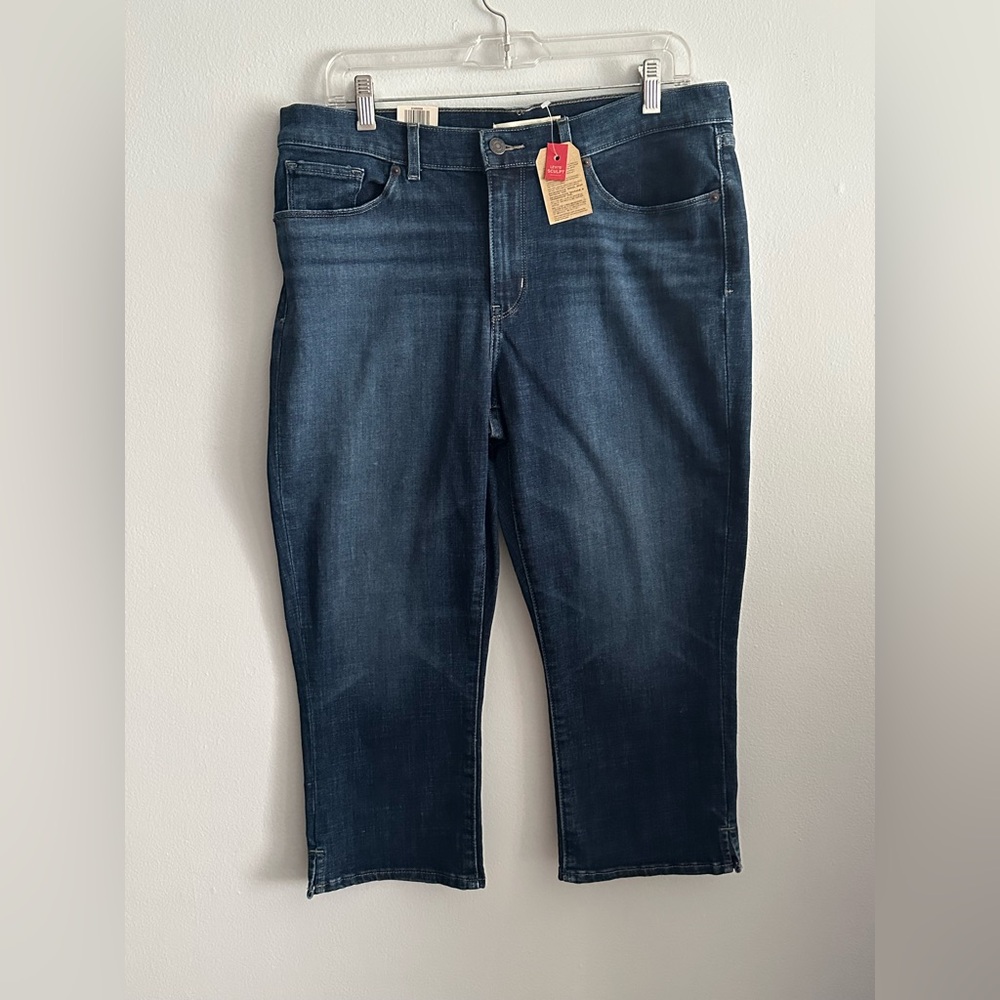 Levi Classic Womens Mid Rise Capri Jeans NWT Size 12